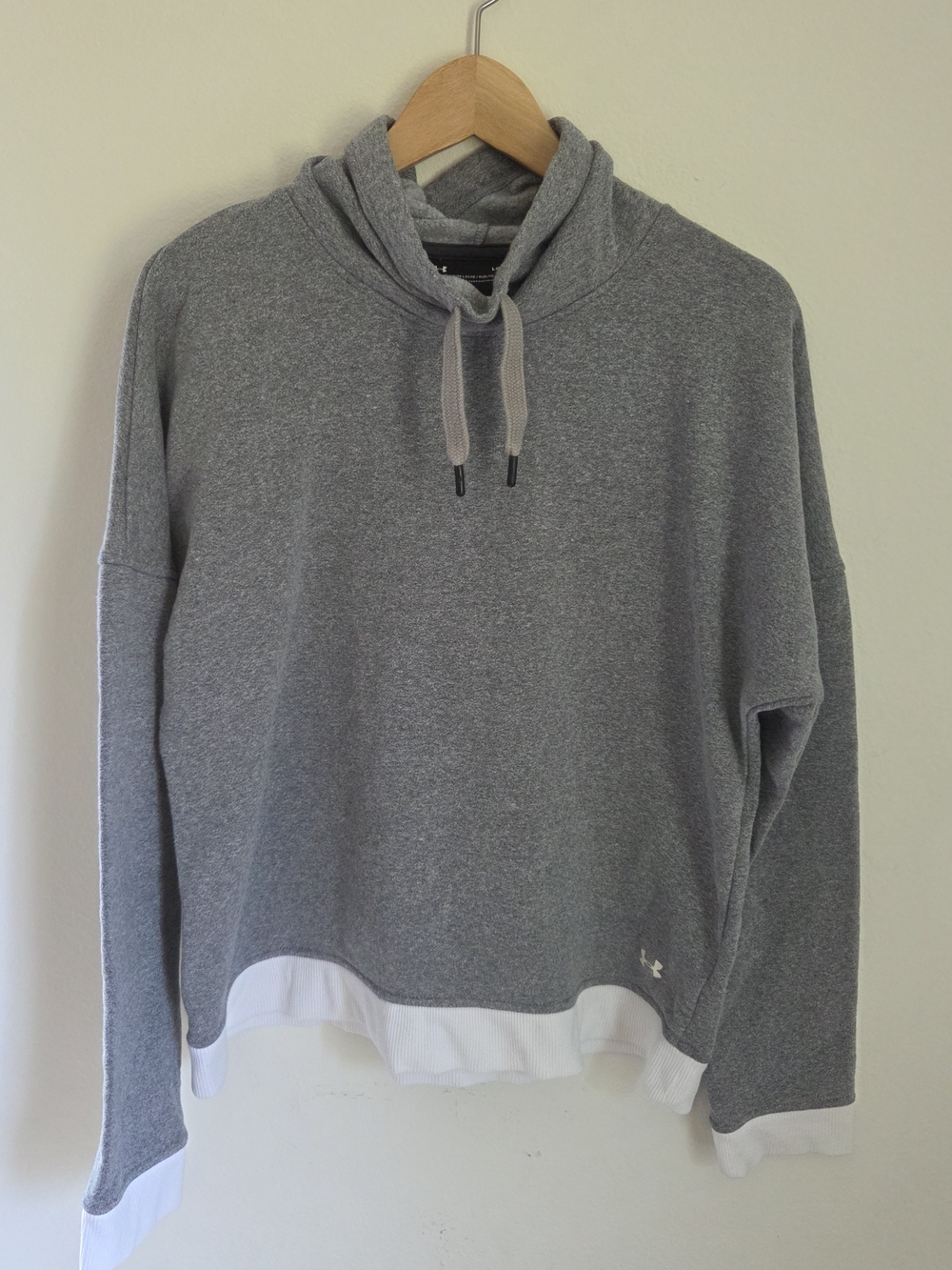 Under Armour Womens Gray Mockneck Hooded Sweater with White Trim Large Loose